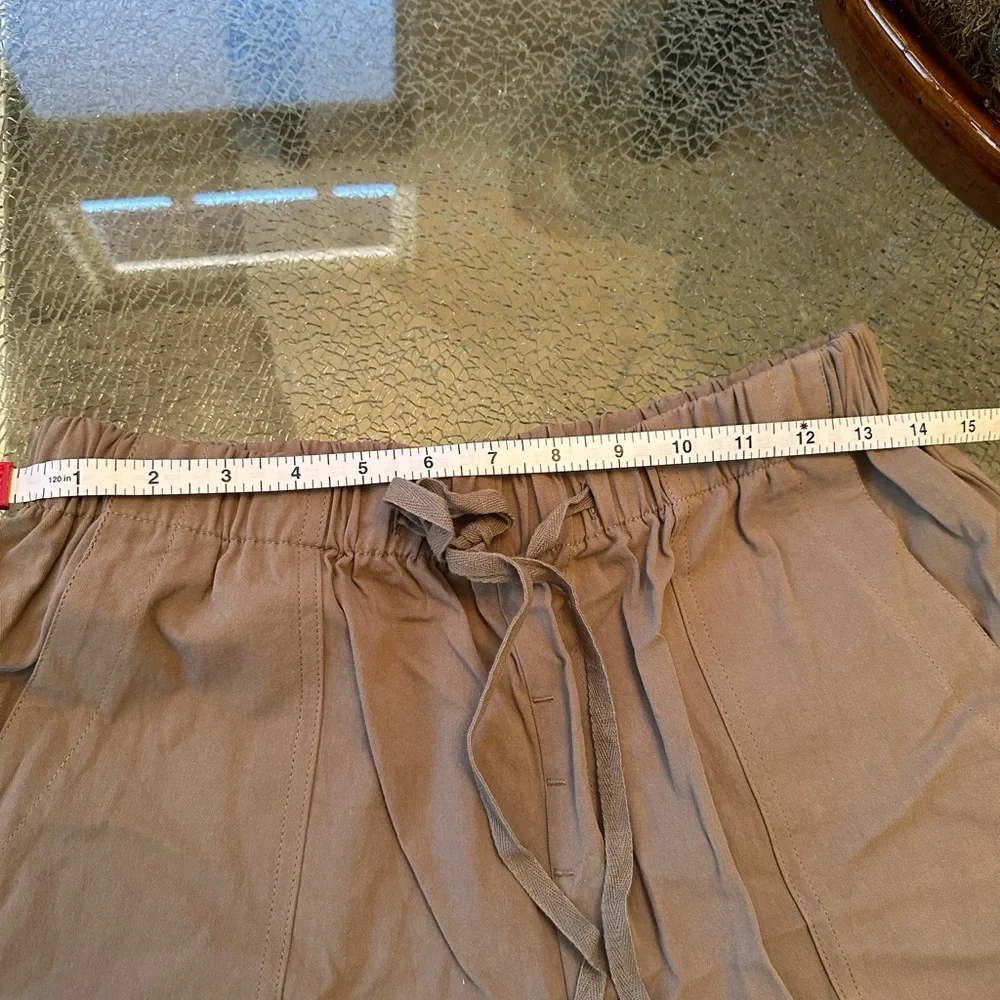 KHAKI GREEN ELASTIC AND DRAWSTRING SHORTS SIZE MED